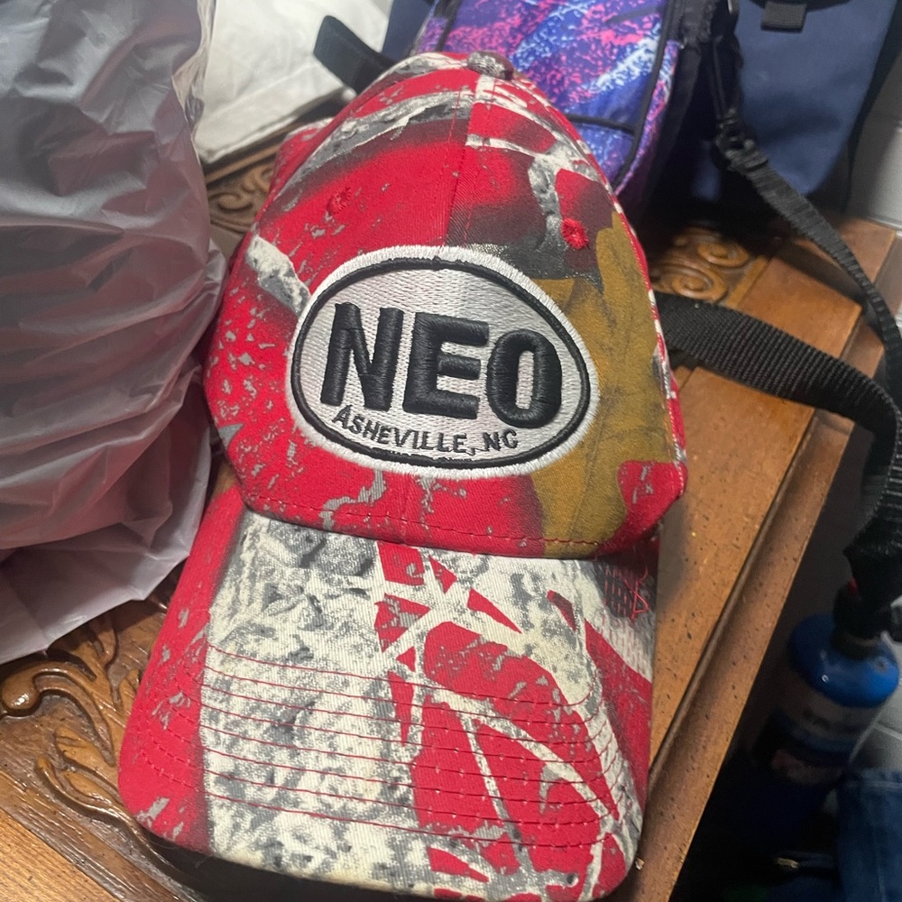 NEO RED CAMO HAT